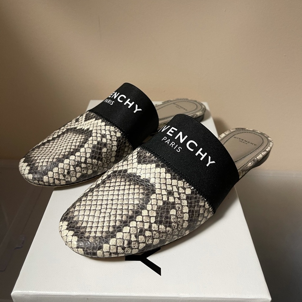 Givenchy - Picture 2 of 4